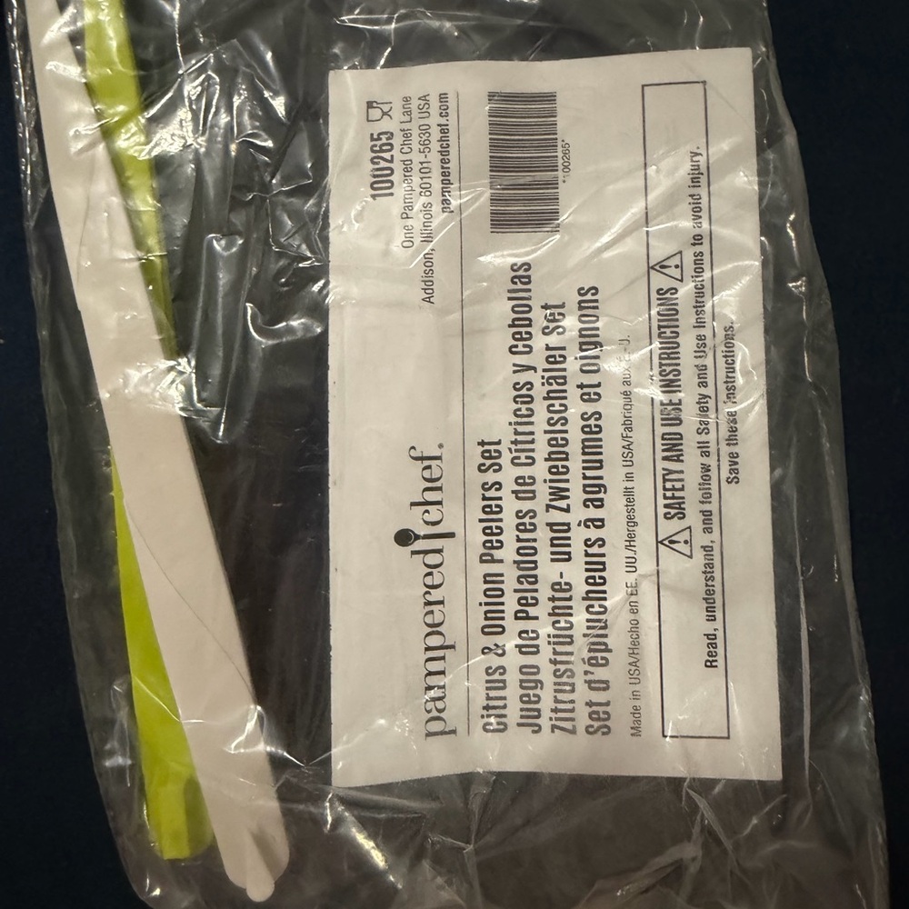 Pampered Chef Green and White Peeler Duo